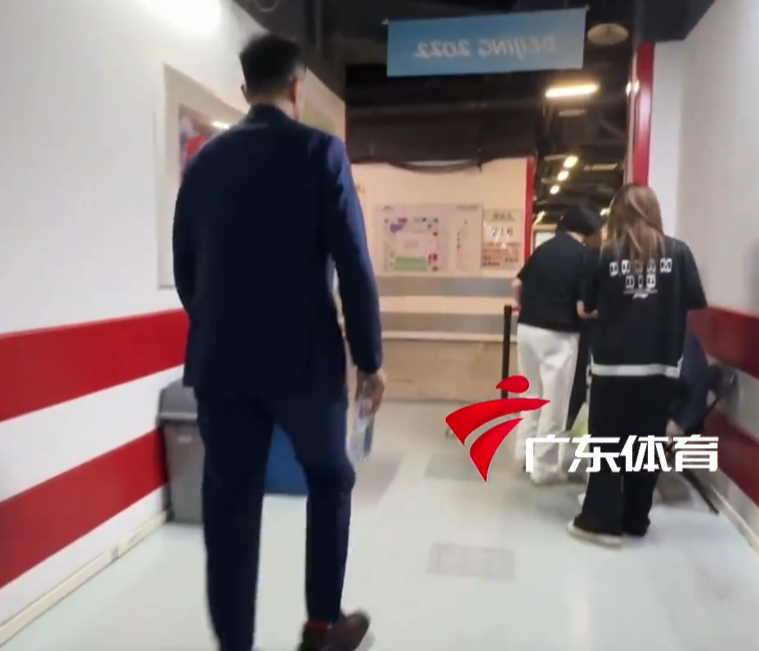 加拿大28开奖-广东回更衣室动态！杜锋落寞，崔永熙绑冰袋，王少杰哭红鼻子！